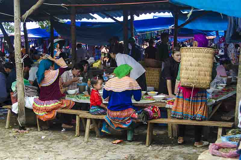 271 - Vietnam - Bac Ha - mercado - comedor